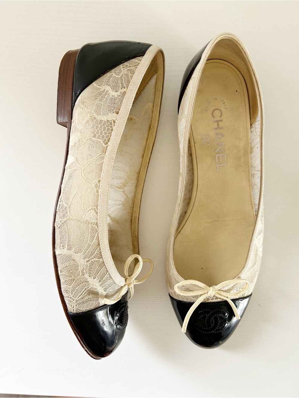 Chanel Lace Ballet Flats Black Cap Toe Interlocking CC Bow Cream Size EU 40